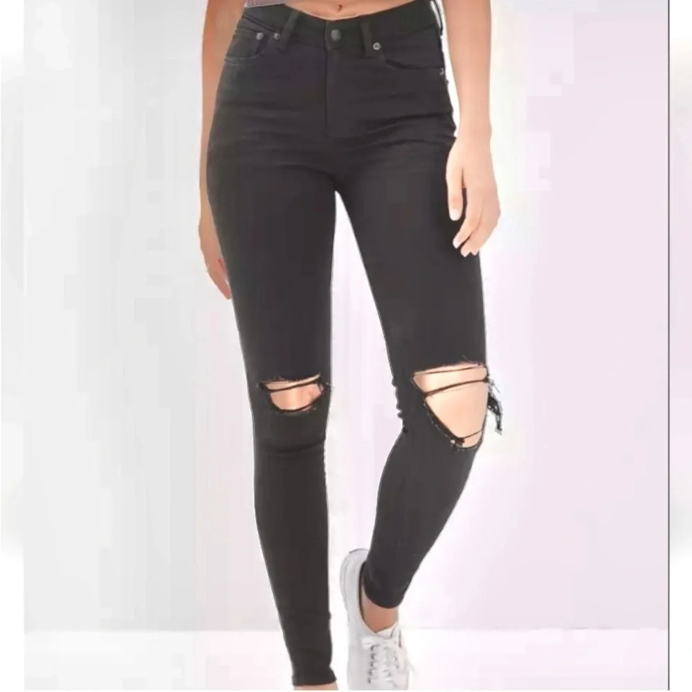 American Eagle  Super Hi-Rise Black Wash Ripped Knees Skinny Jegging  6L
